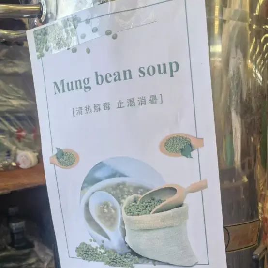Li Weiyuan, श्रमिकों को हीटस्ट्रोक की रोकथाम और शीतलन आपूर्ति वितरित करता है
